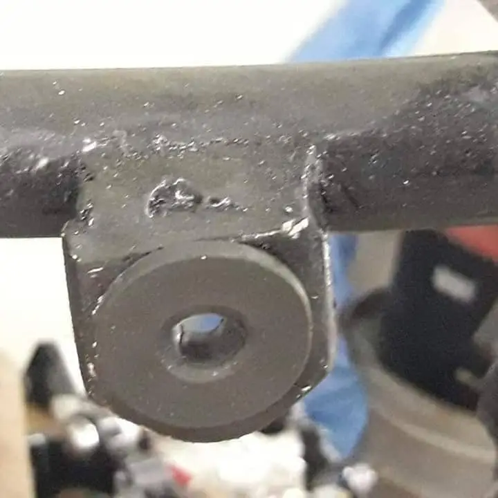 Bujes para que sujetan la carrocería del AX 100. — imagen 2
